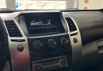 Подержанный автомобиль Mitsubishi Pajero Sport 2010 года (15 фото)