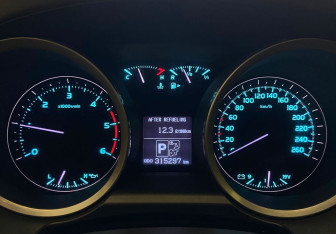 Подержанный автомобиль Toyota Land Cruiser Suv 2010 года (8 фото)