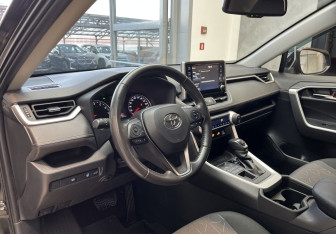 Подержанный автомобиль Toyota RAV4 2022 года (7 фото)