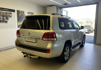 Подержанный автомобиль Toyota Land Cruiser Suv 2010 года (4 фото)
