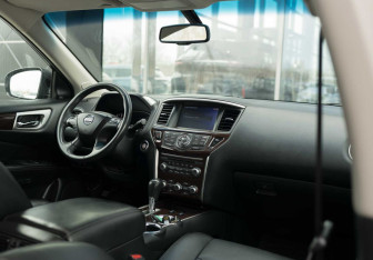 Подержанный автомобиль Nissan Pathfinder 2016 года (10 фото)
