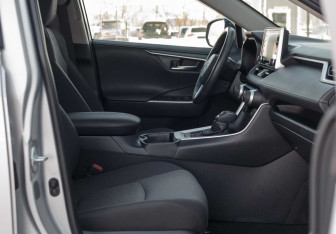 Подержанный автомобиль Toyota RAV4 2020 года (18 фото)