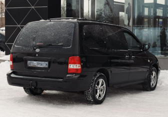 Подержанный автомобиль Kia Carnival 2004 года (5 фото)