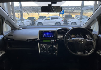 Подержанный автомобиль Toyota Wish Minivan 2010 года (8 фото)