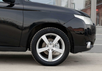 Подержанный автомобиль Mitsubishi Outlander 2012 года (10 фото)