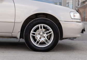Подержанный автомобиль Toyota Corolla Sedan 2000 года (9 фото)