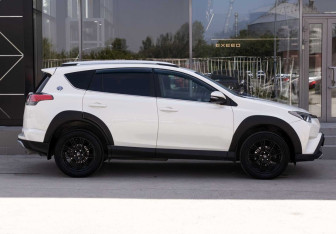Подержанный автомобиль Toyota RAV4 2017 года (4 фото)