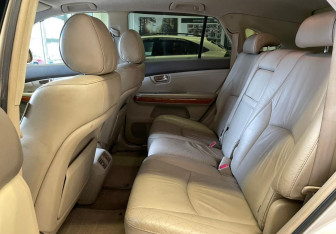 Подержанный автомобиль Lexus RX 2004 года (12 фото)