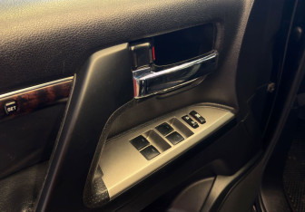 Подержанный автомобиль Toyota Land Cruiser Suv 2012 года (11 фото)