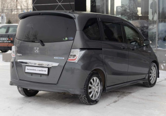 Подержанный автомобиль Honda Freed 2012 года (5 фото)