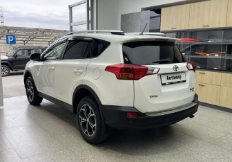 Подержанный автомобиль Toyota RAV4 2013 года (6 фото)