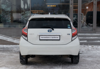 Подержанный автомобиль Toyota Aqua 2016 года (6 фото)