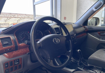 Подержанный автомобиль Toyota Land Cruiser Prado 2008 года (7 фото)