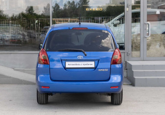 Подержанный автомобиль Toyota Corolla Spacio 2002 года (6 фото)