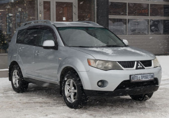 Подержанный автомобиль Mitsubishi Outlander 2007 года (3 фото)