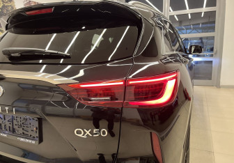 Подержанный автомобиль Infiniti QX50 2018 года (6 фото)