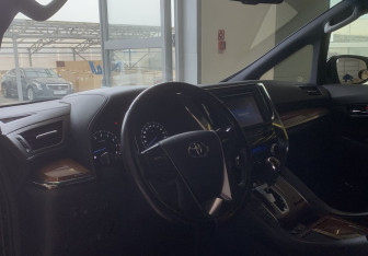 Подержанный автомобиль Toyota Alphard 2017 года (14 фото)