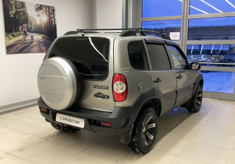 Подержанный автомобиль Chevrolet Niva 2011 года (5 фото)