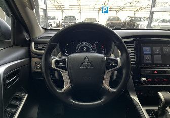 Подержанный автомобиль Mitsubishi Pajero Sport 2021 года (10 фото)