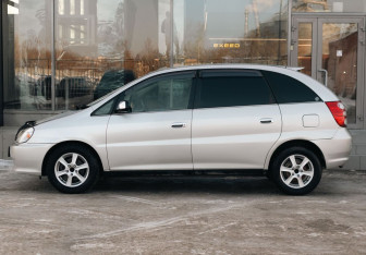 Подержанный автомобиль Toyota Nadia 1999 года (8 фото)