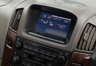 Подержанный автомобиль Toyota Harrier 2000 года (13 фото)