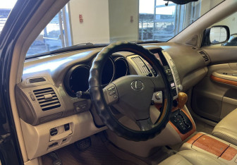 Подержанный автомобиль Lexus RX 2004 года (12 фото)
