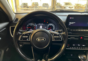 Подержанный автомобиль Kia Seltos 2021 года (10 фото)
