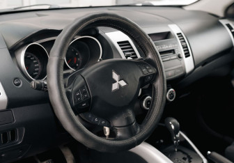 Подержанный автомобиль Mitsubishi Outlander 2007 года (11 фото)
