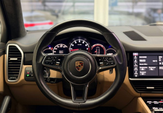 Подержанный автомобиль Porsche Cayenne 2019 года (20 фото)