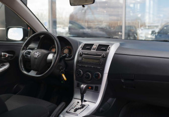 Подержанный автомобиль Toyota Corolla Sedan 2013 года (10 фото)