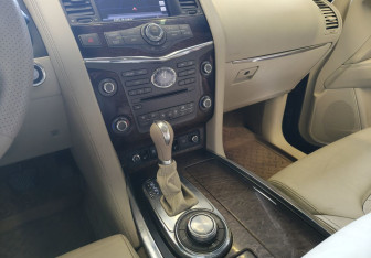Подержанный автомобиль Infiniti QX56 2012 года (11 фото)