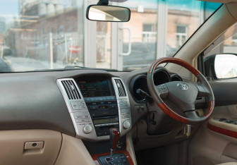 Подержанный автомобиль Toyota Harrier 2004 года (10 фото)