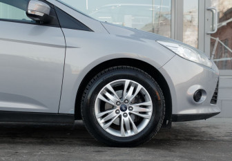 Подержанный автомобиль Ford Focus Sedan 2012 года (9 фото)