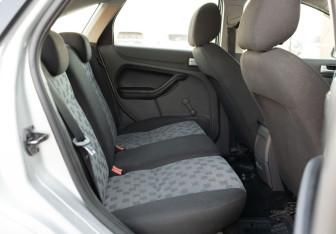 Подержанный автомобиль Ford Focus Hatchback 2006 года (18 фото)