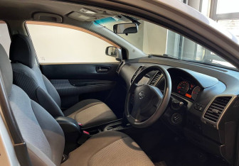 Подержанный автомобиль Nissan Wingroad 2010 года (8 фото)