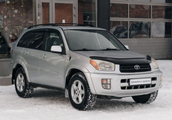 Подержанный автомобиль Toyota RAV4 2003 года (3 фото)
