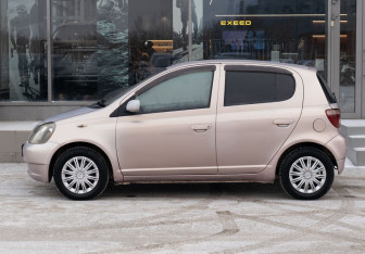Подержанный автомобиль Toyota Vitz 1999 года (8 фото)