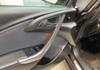 Подержанный автомобиль Opel Astra Sedan 2014 года (10 фото)