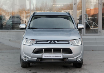 Подержанный автомобиль Mitsubishi Outlander 2012 года (2 фото)