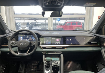 Подержанный автомобиль Geely Monjaro 2023 года (12 фото)