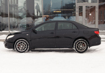 Подержанный автомобиль Toyota Corolla Sedan 2009 года (8 фото)