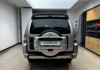 Подержанный автомобиль Mitsubishi Pajero 2012 года (6 фото)