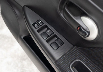 Подержанный автомобиль Nissan Note 2009 года (15 фото)