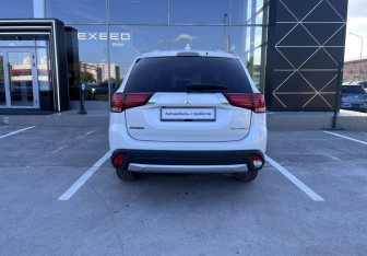 Подержанный автомобиль Mitsubishi Outlander 2017 года (6 фото)