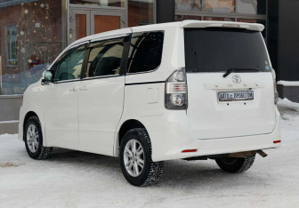 Подержанный автомобиль Toyota Voxy Minivan 2010 года (7 фото)