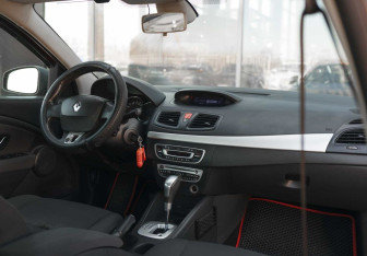 Подержанный автомобиль Renault Fluence 2010 года (10 фото)