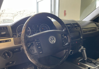 Подержанный автомобиль Volkswagen Touareg 2008 года (7 фото)
