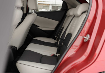 Подержанный автомобиль Mazda Demio 2016 года (20 фото)