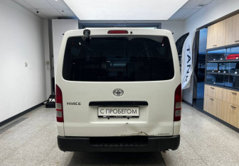 Подержанный автомобиль Toyota HiAce 2011 года (5 фото)