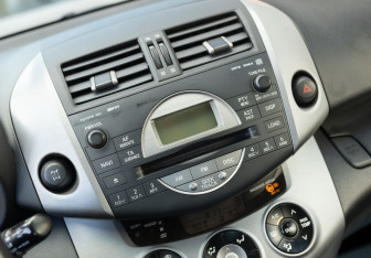 Подержанный автомобиль Toyota RAV4 2007 года (14 фото)